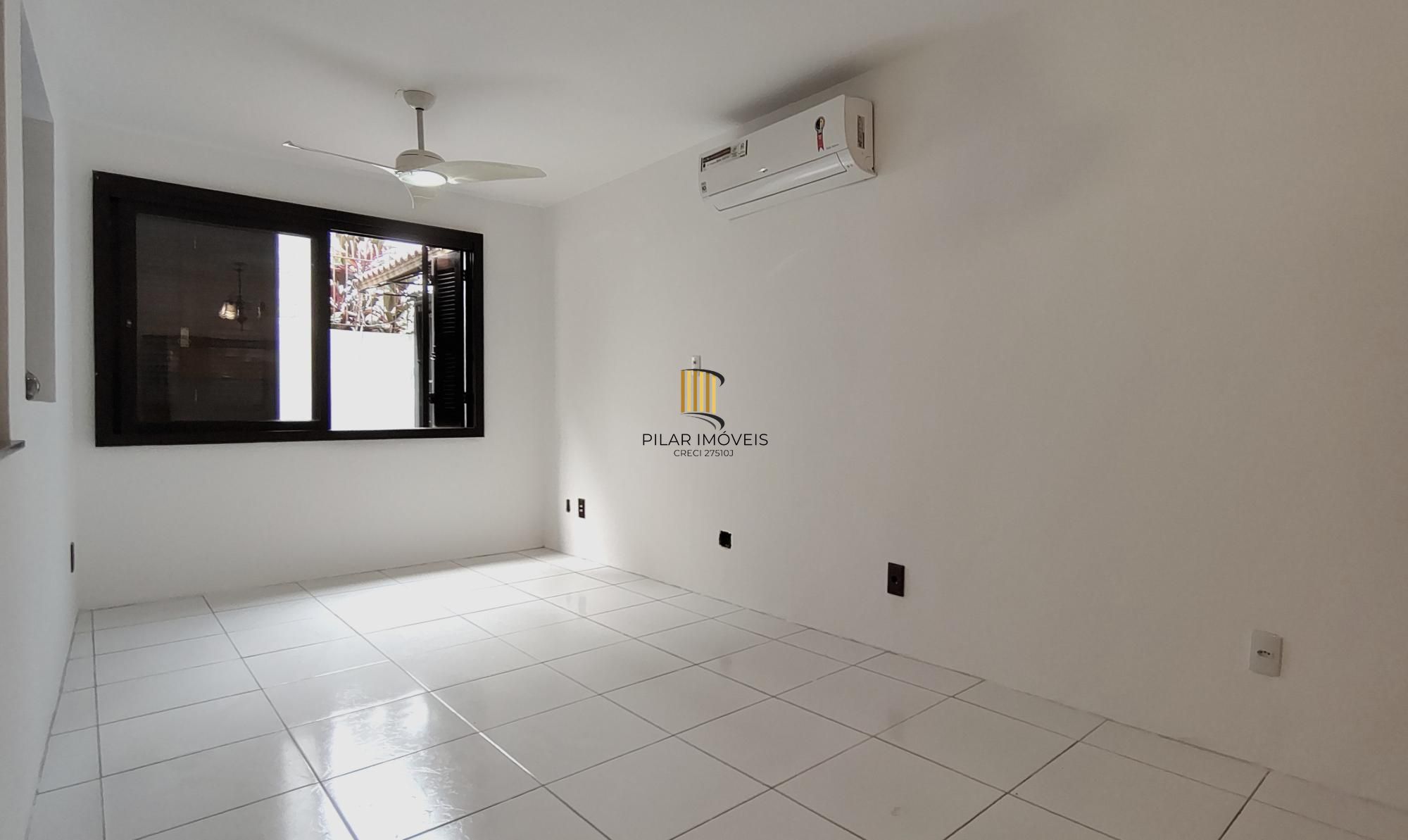 Casa de condomínio, 3 dormitórios, 1 suíte, 1 vaga coberta, no bairro Cristal.