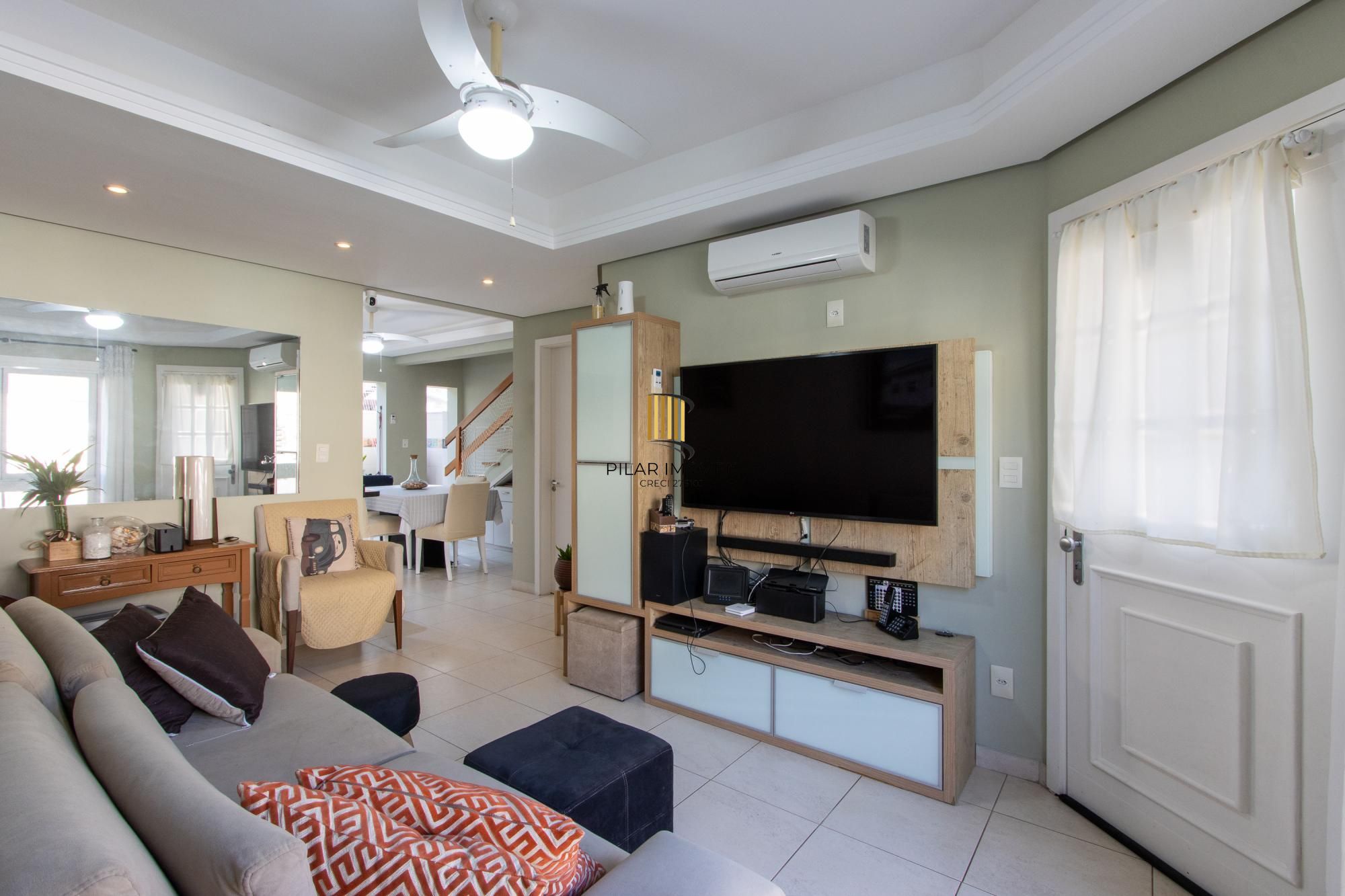 Casa em condomínio, com 3 quartos, com suíte, 2 vagas cobertas, churrasqueira, no Bairro Nonoai.