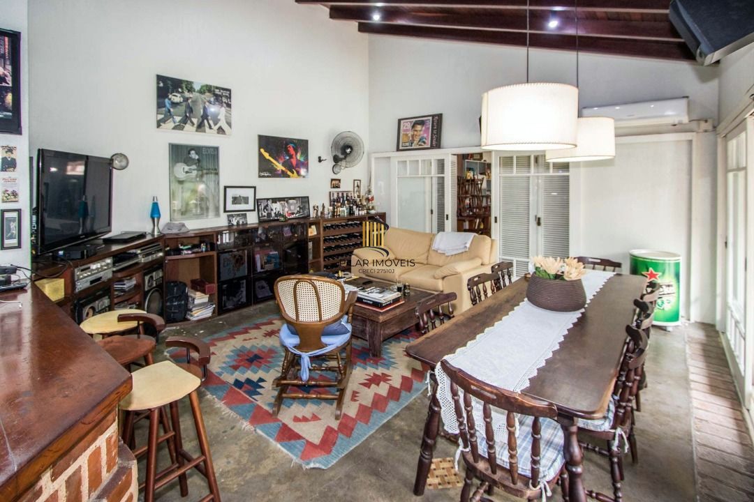 Casa para Venda - 489m², 4 dormitórios, sendo 2 suites, 3 vagas - Cristal