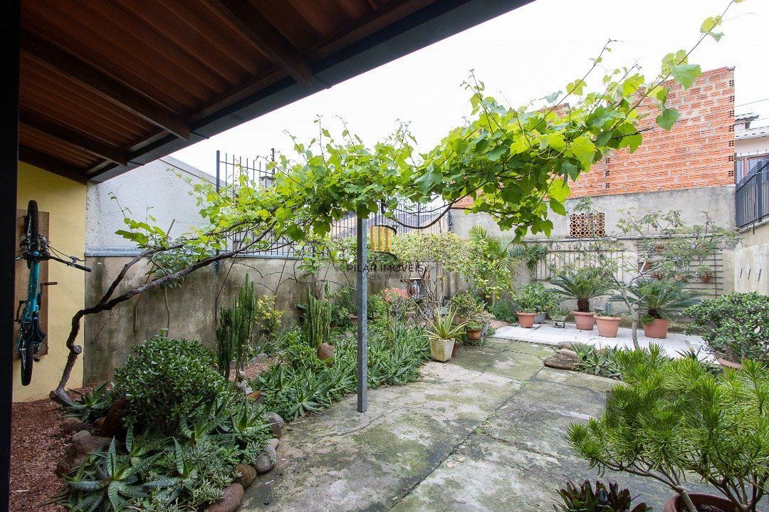 Casa 3 dormitórios no bairro Hípica