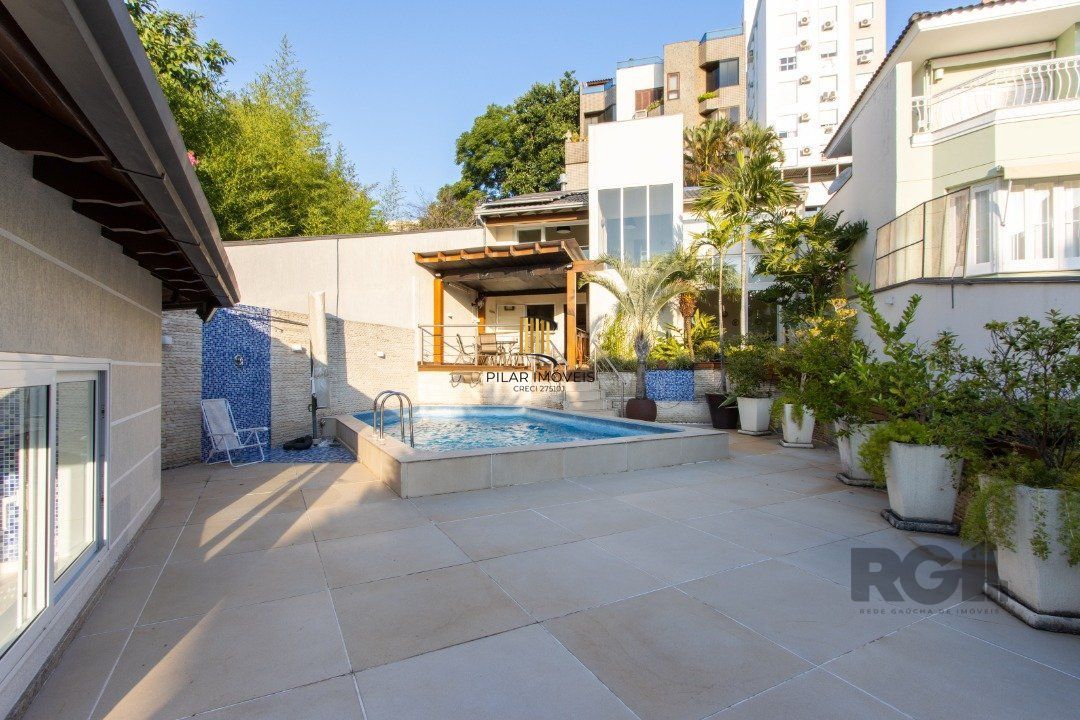 Casa com 5 suites com area privativa 714,00