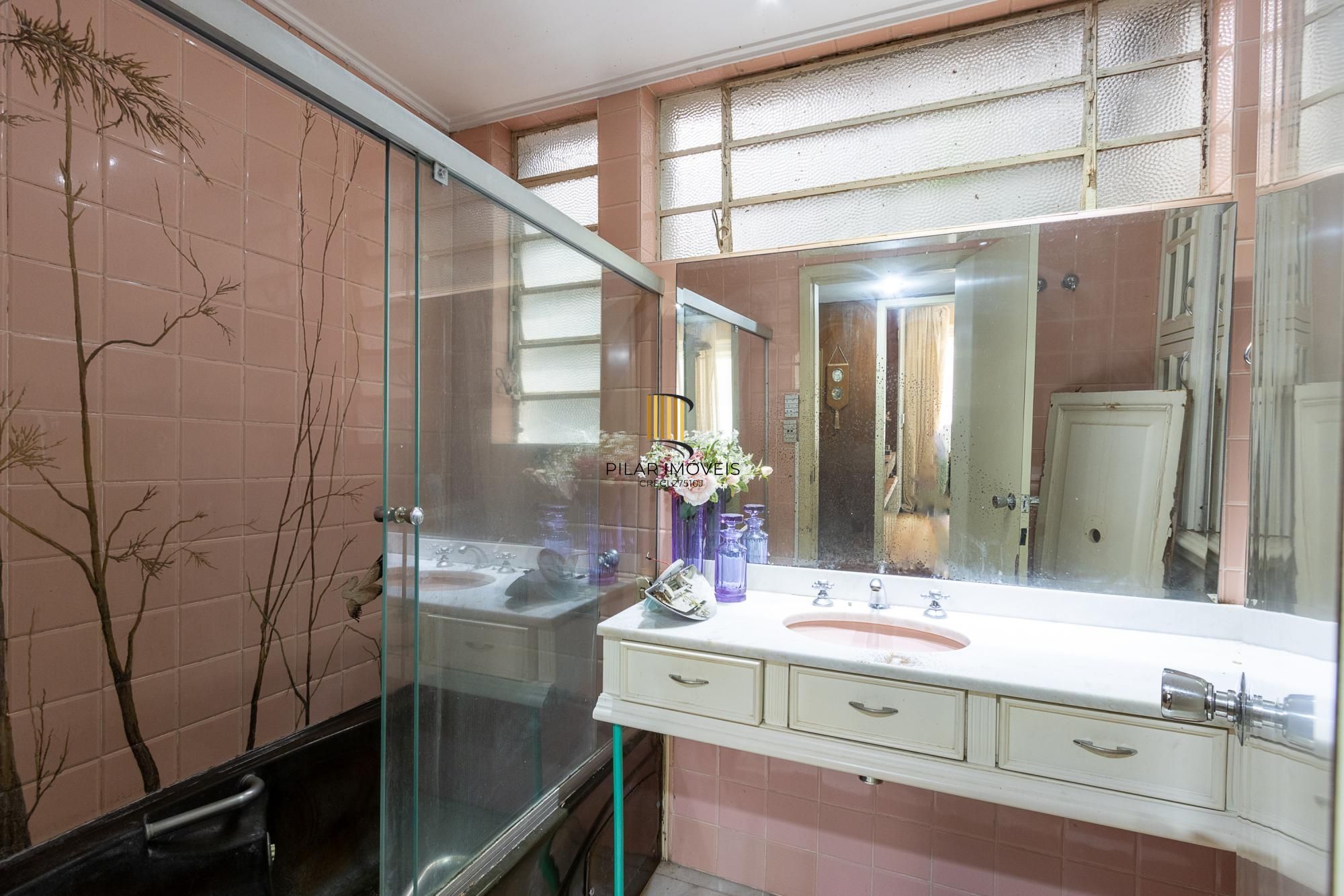 Apartamento frente à fundos, 3 dormitórios, 1 vaga escriturada - Centro Histórico