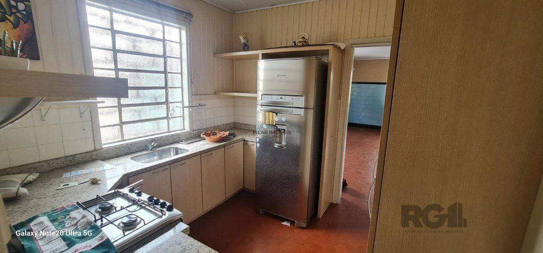 Casa com 2 dormitórios e 2 banheiros, área privativa de 100m²