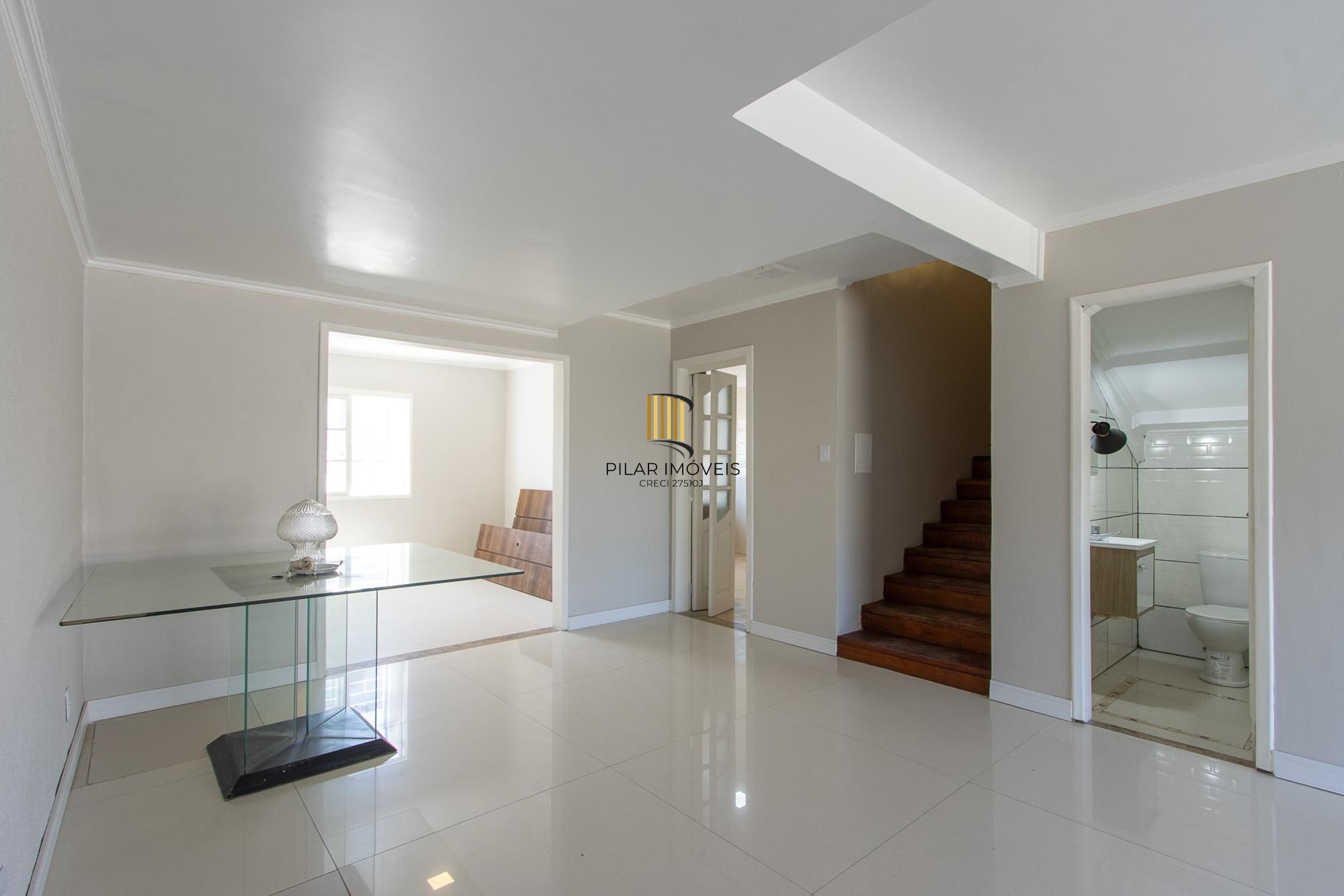 Casa de alvenaria, com 3 quartos, 1 suíte e 3 vagas de garagem.