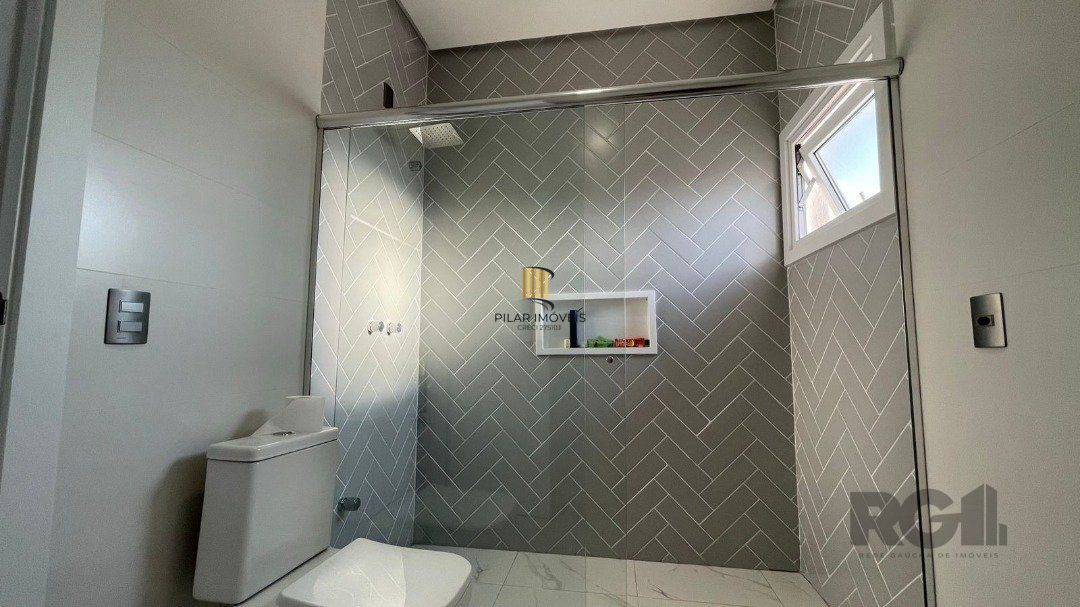 Linda Casa Ampla com 3 Suítes Construída Recentemente em Condomínio no Bairro Nobre de Gramado