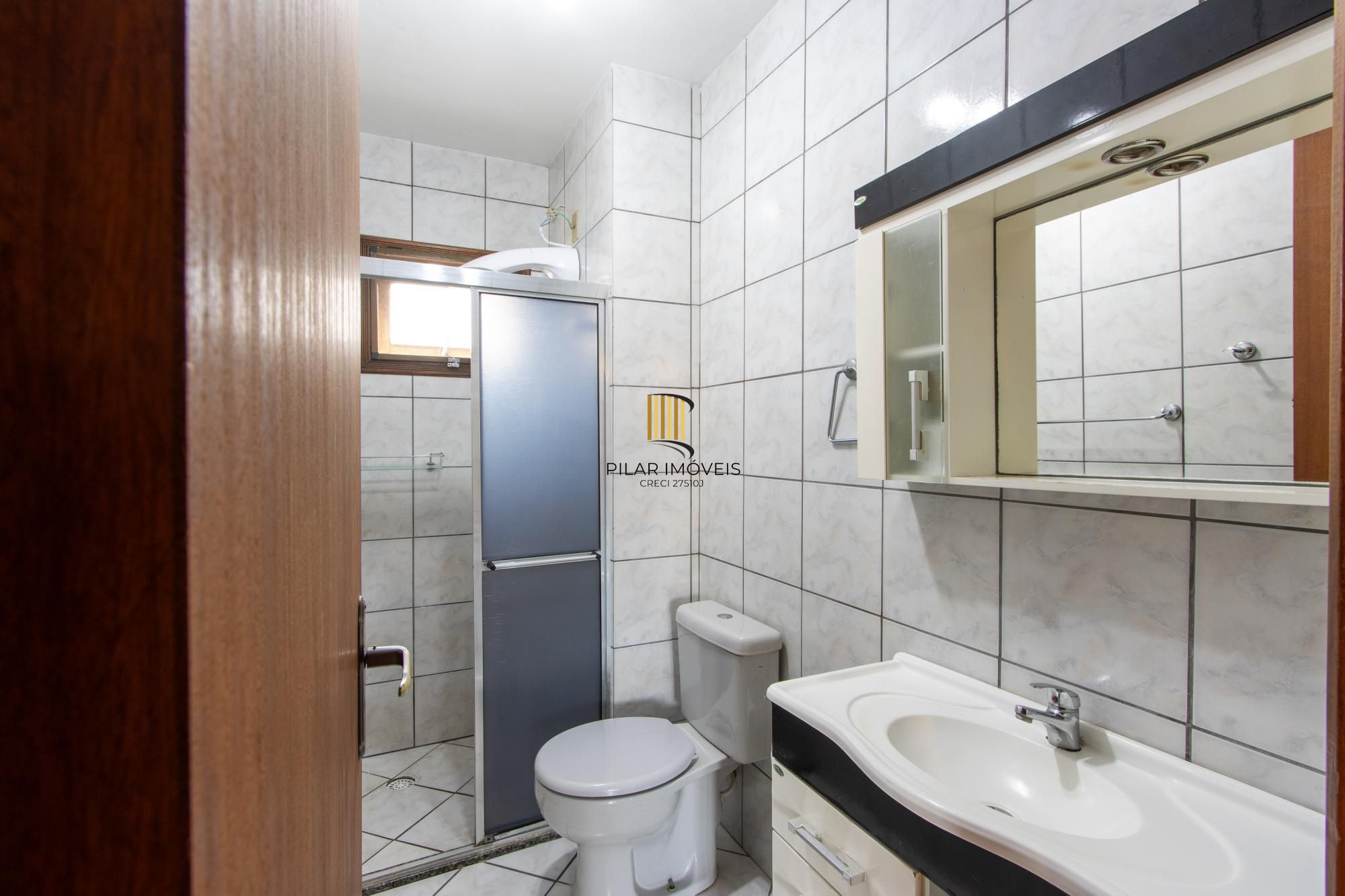 A casa possui 78m² de área construída, com um adicional de 20m²