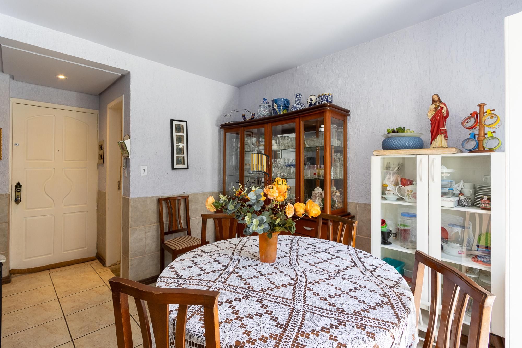 Casa de condomínio, de 3 dormitórios, 1 suíte e 2 vagas de garagem.