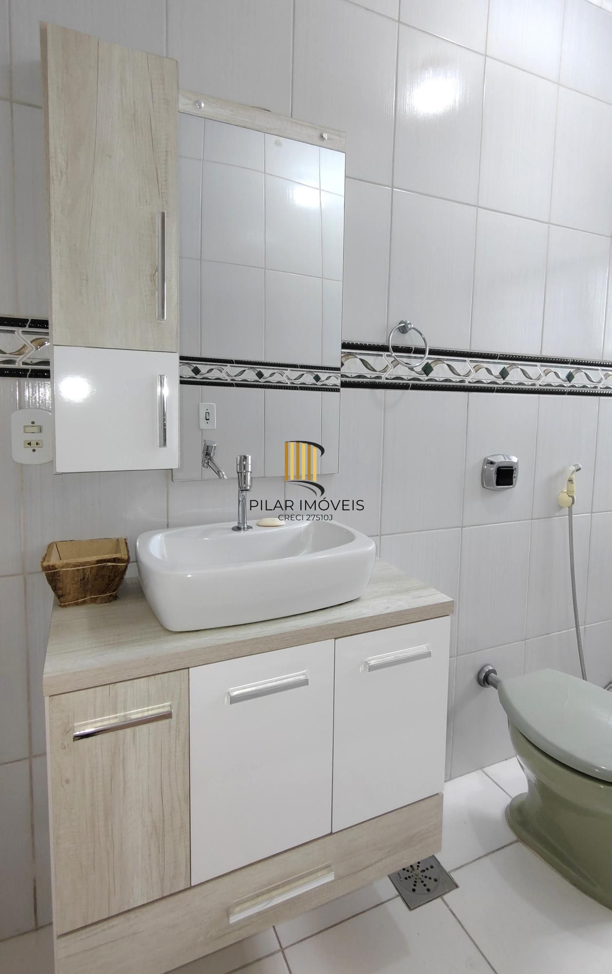 Casa de condomínio, 3 dormitórios, 1 suíte, 1 vaga coberta, no bairro Cristal.