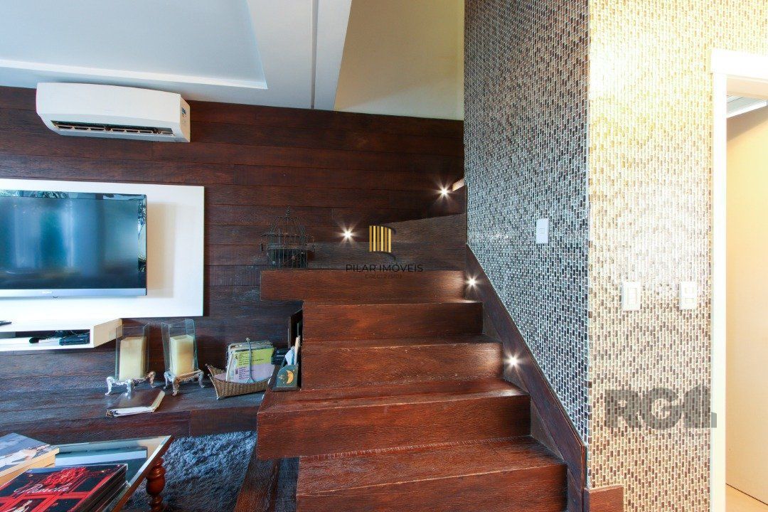 Casa com 327m² de área privativa, oferecendo 3 dormitórios, sendo 3 suítes