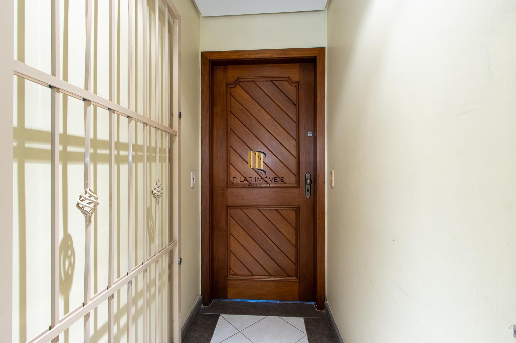 Apartamento com 114.02m², 3 dorm, Petrópolis com lareira e churrasqueira