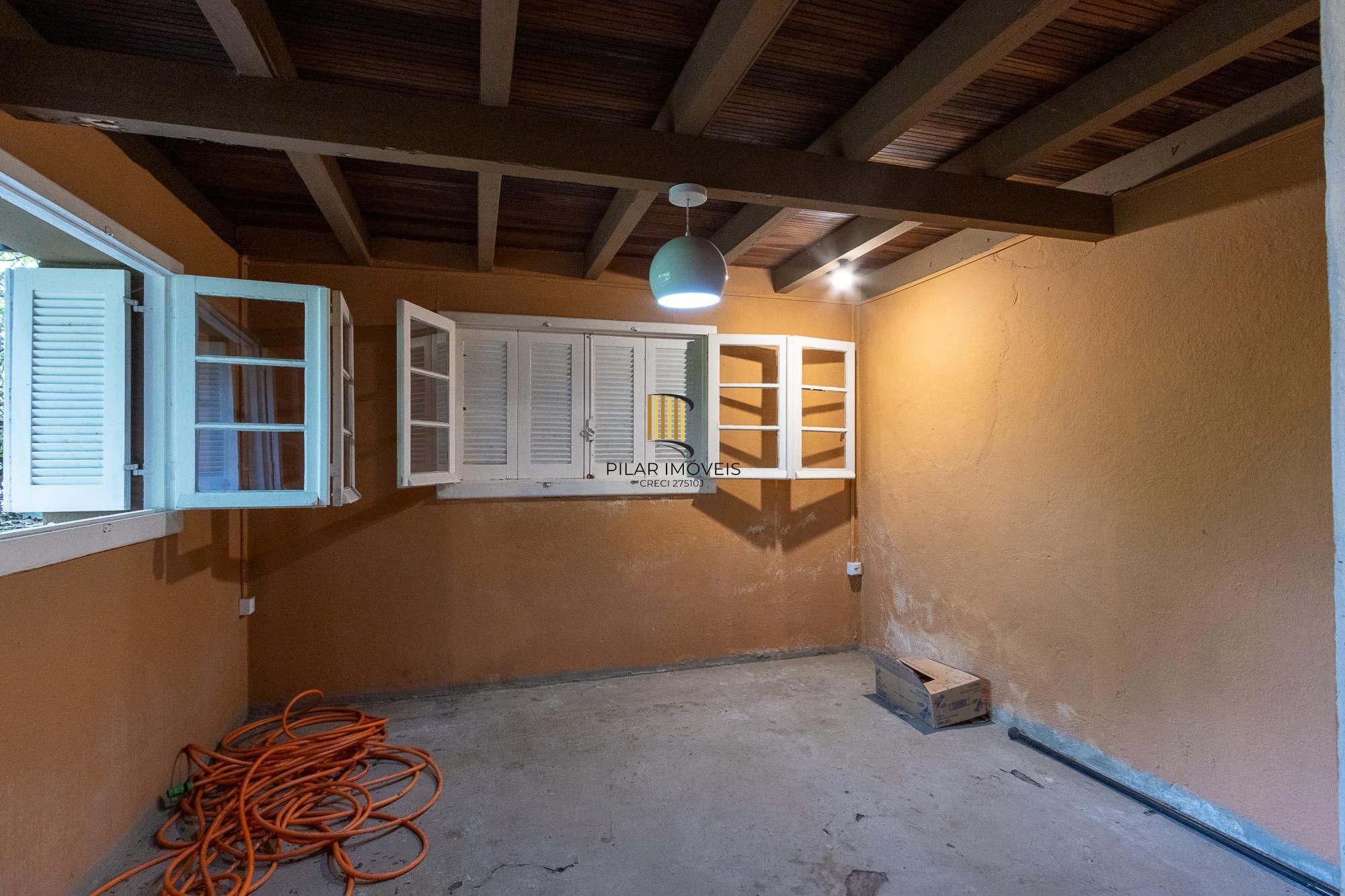 Bela casa térrea, 2 dormitórios e 1 suite - Parte alta do Bairro Espirito Santos