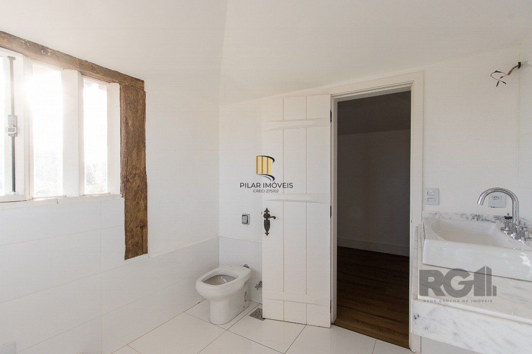 Casa Condomínio a Venda - 880m², 5 dormitórios, sendo 2 suítes, a master com lareira, 4 vagas - Cavalhada