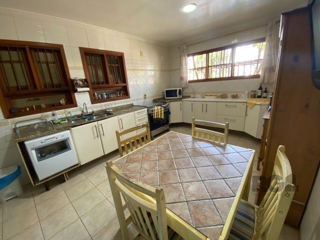 Casa para Venda - 350m², 4 dormitórios, sendo 4 suites, 4 vagas - Tristeza