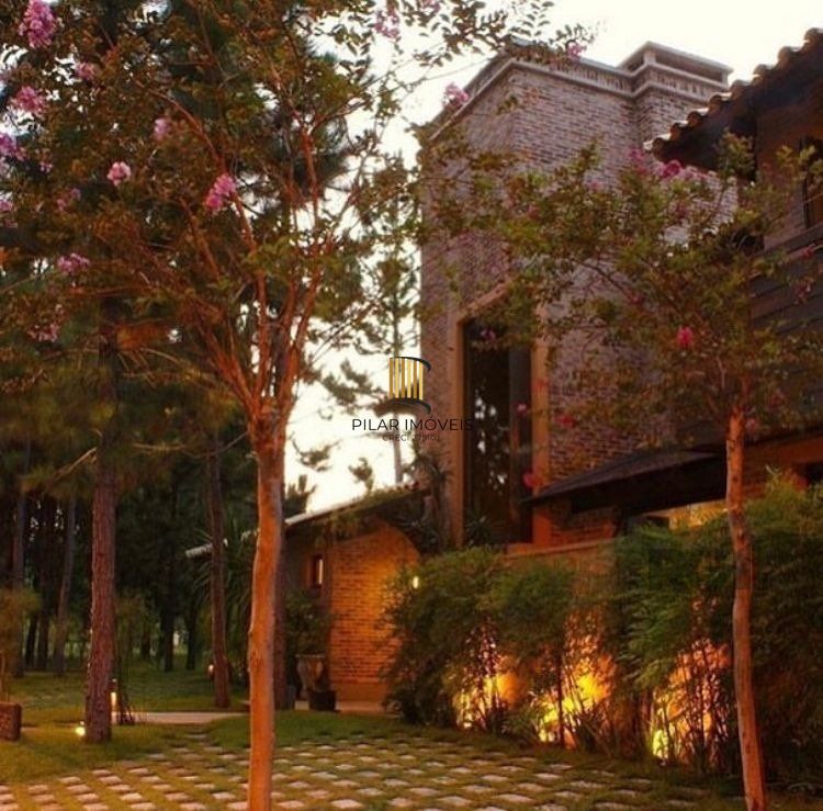 Casa com  griffe, no Condomínio Carmel, no coração do litoral norte, juntinho à Central de Atlântida,  entre bosques e ares de serra.