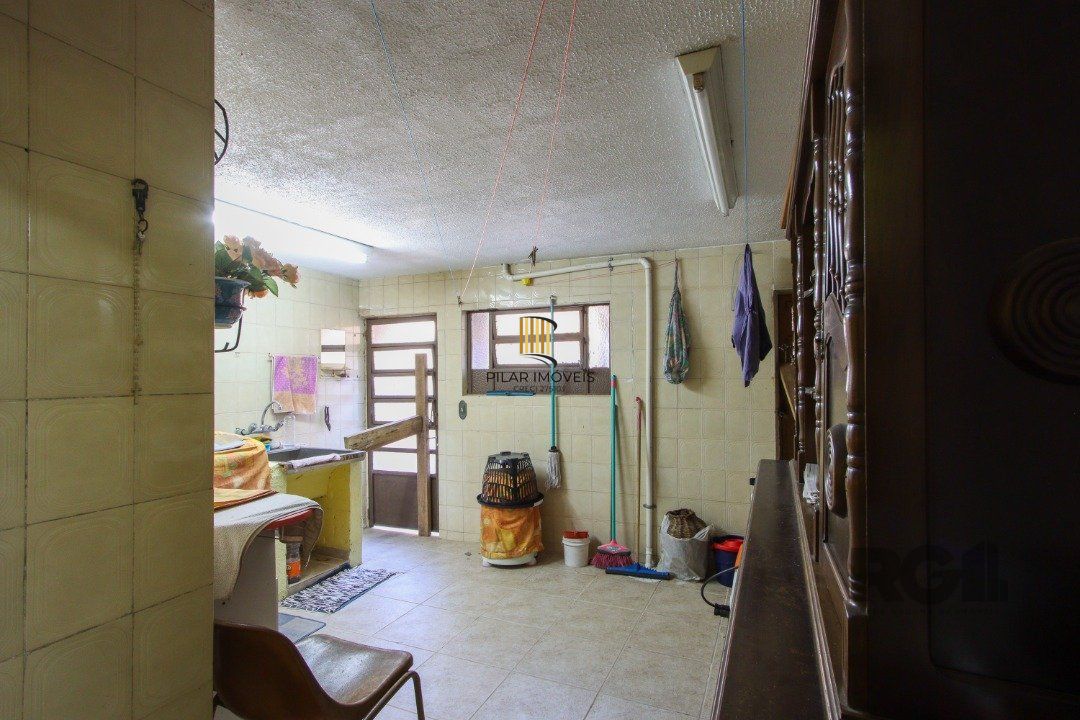 Casa a venda com 03 dormitórios, living 03 ambientes com vista para o Rio.