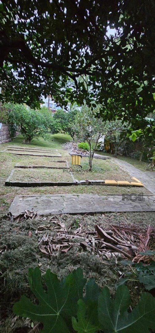Casa para Venda - 350m², 5 dormitórios, sendo 1 suite, 6vagas - Cristal