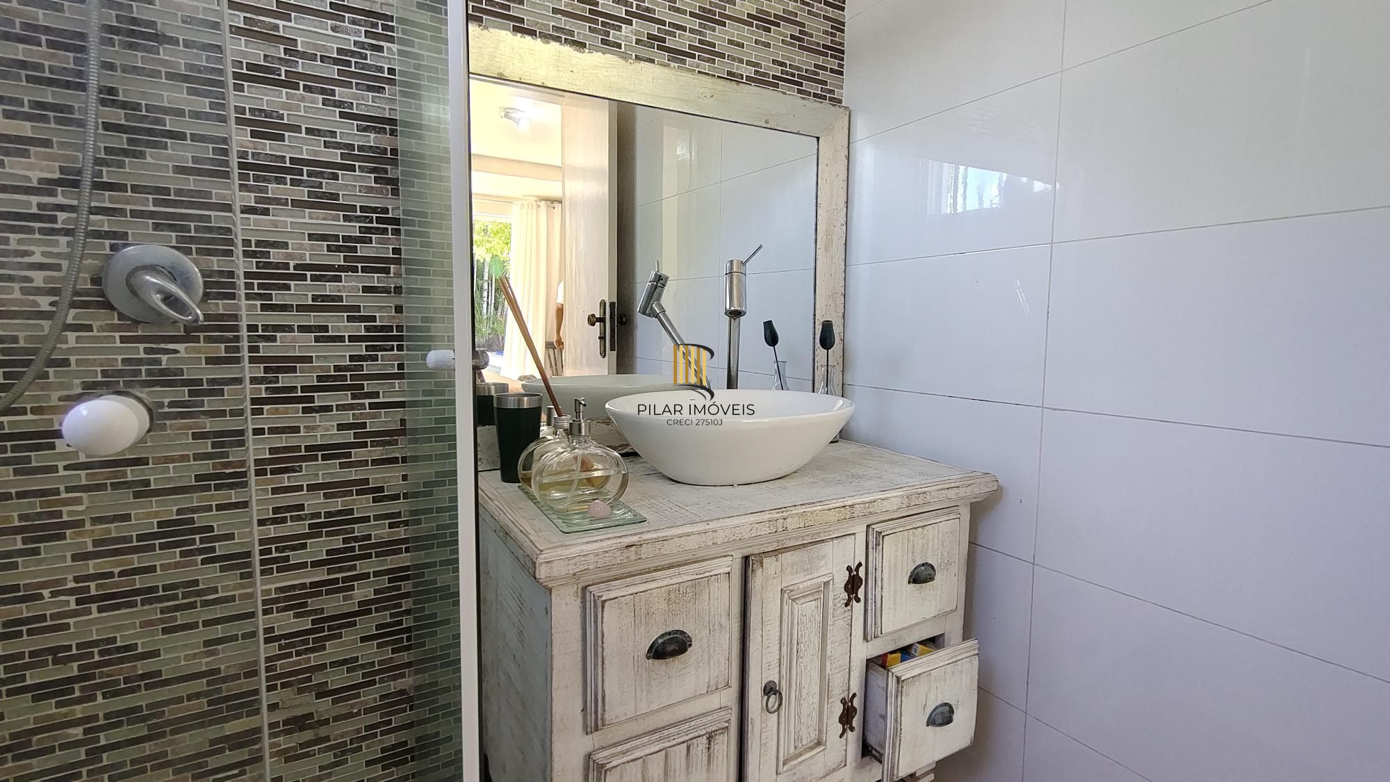 Casa térrea, 2 dormitórios, 1 suíte e 2 vagas no bairro Aberta dos Morros.