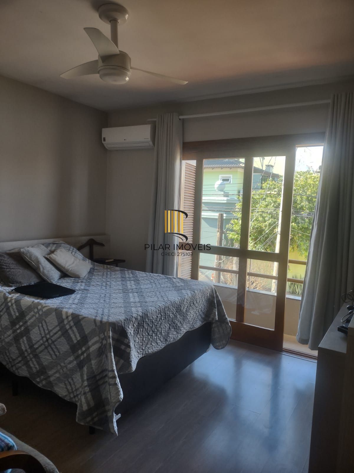 Casa de condomínio, 3 quartos, 1 suíte, piscina e 2 vagas de garagem;