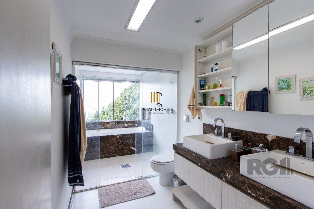 Casa em condominio . com 6 suites, sendo 3 suítes master com closet e hidro.