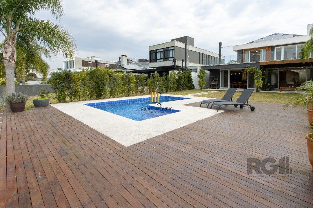 casa com  3 suítes no piso superior, mais 1 suíte no primeiro pavimento.
