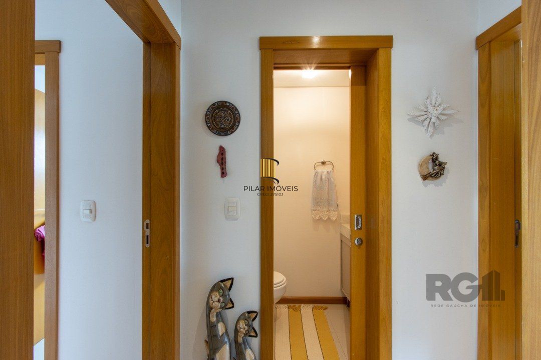 Apartamento possui 3 dormitórios, sendo 1 suíte, semi-mobiliado, com 107,27m² de área privativa, living para 2 ambientes, espaço gourmet com churrasqueira, cozinha com área de serviço; 2 vagas simples de garagem