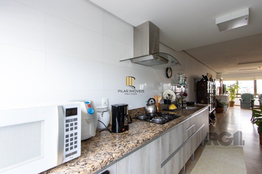 Apartamento possui 3 dormitórios, sendo 1 suíte, semi-mobiliado, com 107,27m² de área privativa, living para 2 ambientes, espaço gourmet com churrasqueira, cozinha com área de serviço; 2 vagas simples de garagem