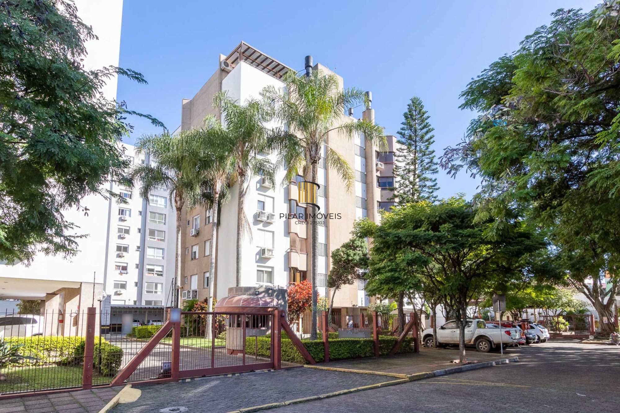 Cobertura com 137m², no Bairro Cristal, de 2 dormitórios, sento uma suíte, ampla sacada, churrasqueira, vista panorâmica, vaga coberta.