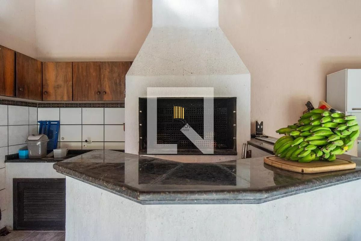 Casa á venda com 3 dormitórios no bairro Ipanema em Porto Alegre