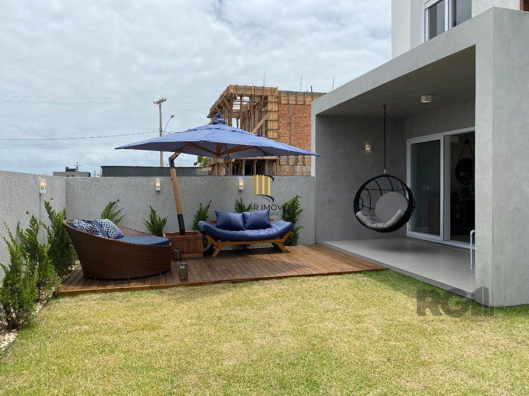 Casa de Condomínio 4 dormitórios no bairro Atlântida Sul