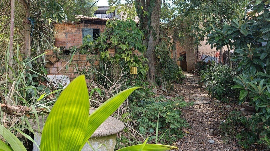  terreno irregular com frente de 1.50m e por 21.50 