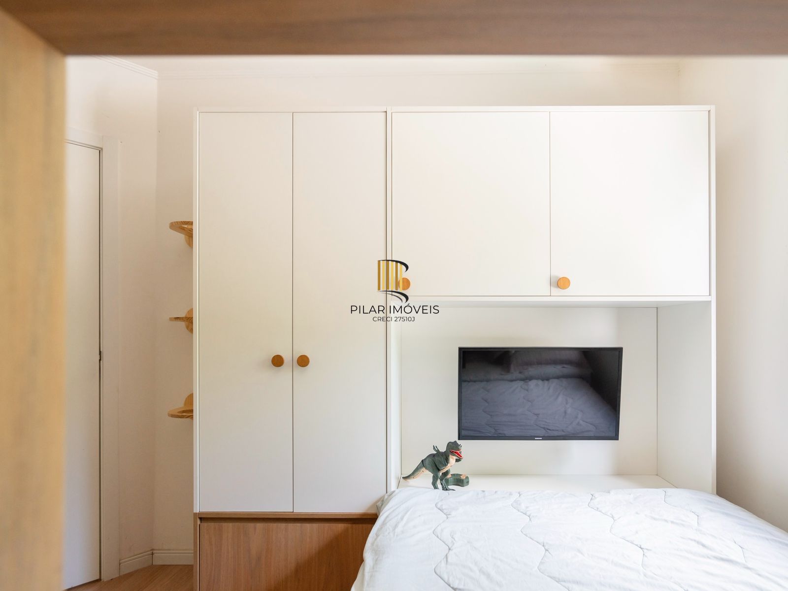 Casa com 3 suítes amplas, além de uma sala generoso com lareira e 2 vagas de garagem.