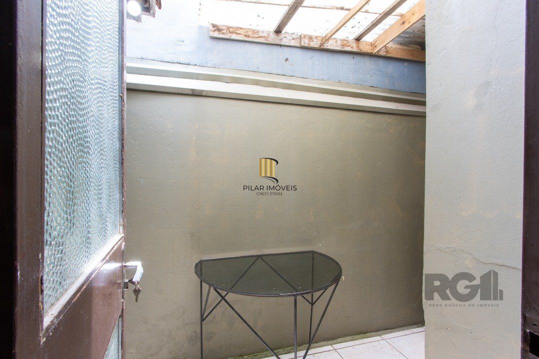 Casa térrea, 3 quartos, 2 banheiros, com pátio no Bairro Cavalhada