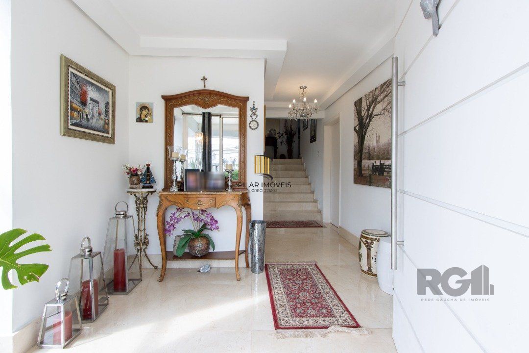 Casa em condominio . com 6 suites, sendo 3 suítes master com closet e hidro.