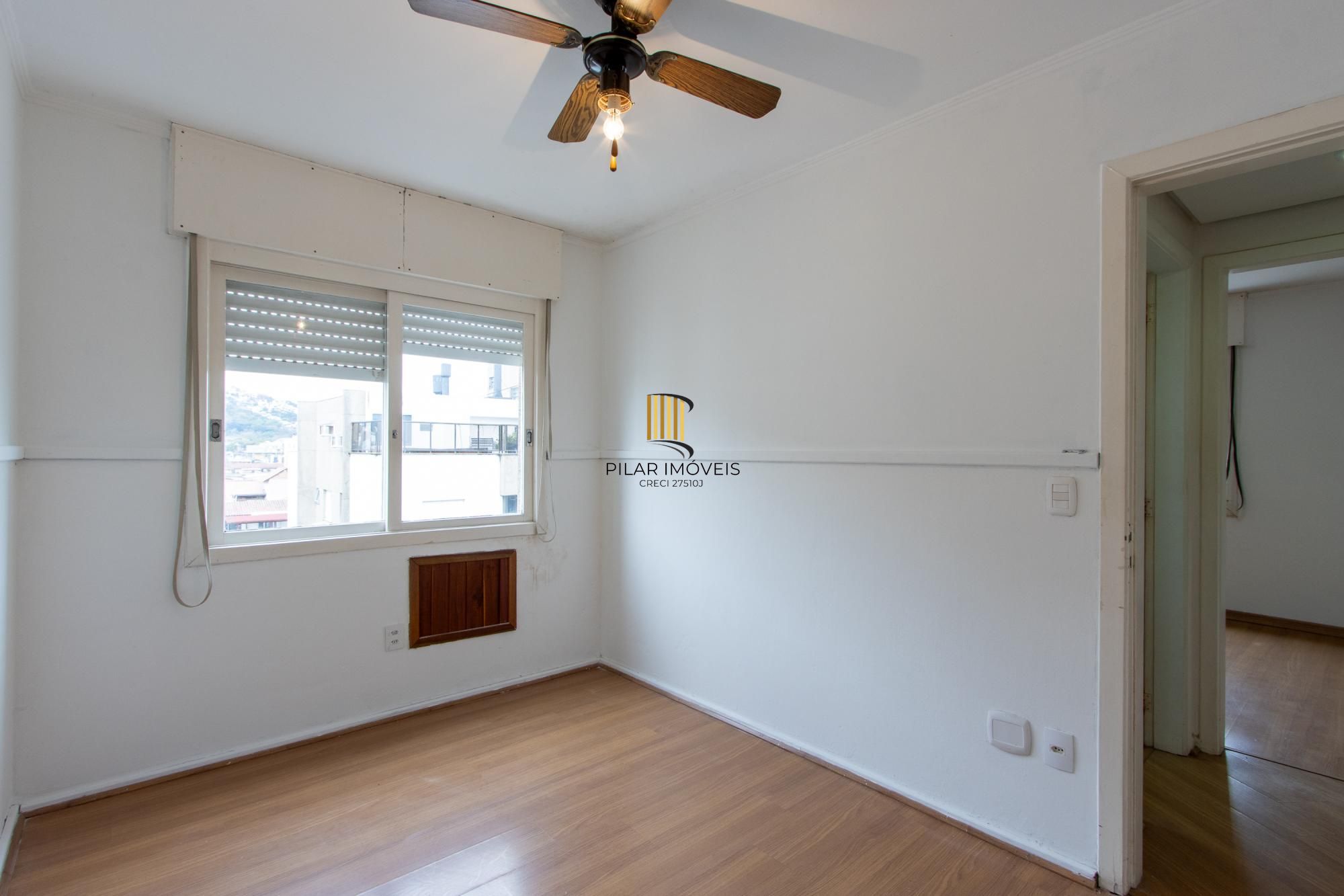 Cobertura com 137m², no Bairro Cristal, de 2 dormitórios, sento uma suíte, ampla sacada, churrasqueira, vista panorâmica, vaga coberta.