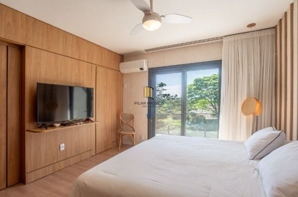 Casa com 3 suítes amplas, além de uma sala generoso com lareira e 2 vagas de garagem.