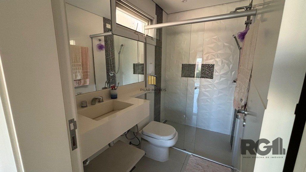 Casa em condomínio com 4 suítes, 4 vagas de garagem, pátio com piscina