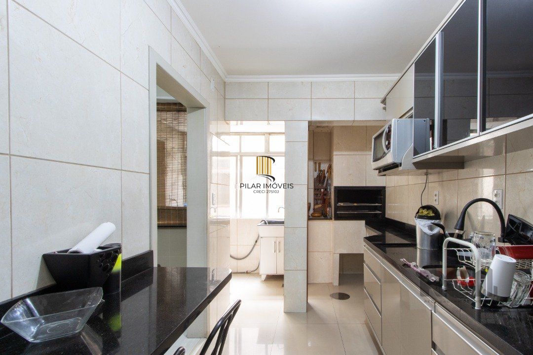 Apartamento com 70m² de área privativa, possui 3 dormitórios, sala para 2 ambientes, banheiro social, cozinha com móveis planejados e área de serviço.