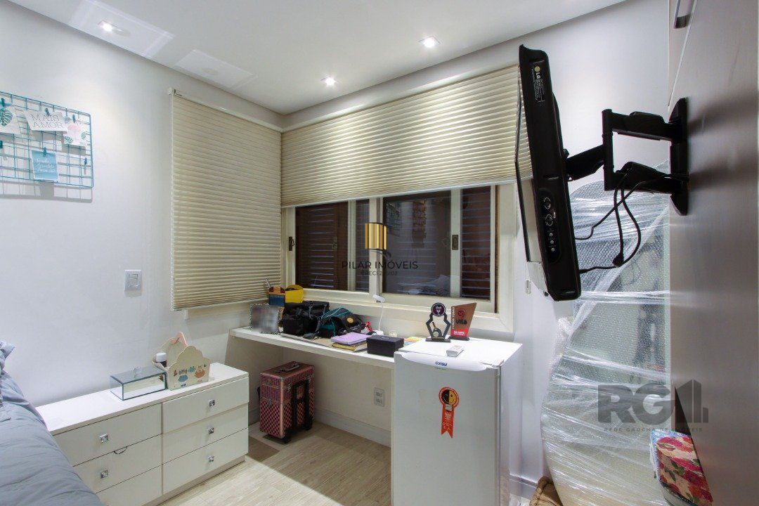 Casa com 327m² de área privativa, oferecendo 3 dormitórios, sendo 3 suítes
