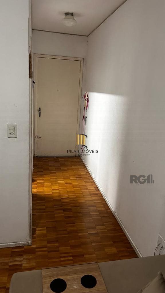 Apartamento de 2 dormitórios, living, cozinha, área de serviço e banheiro social.