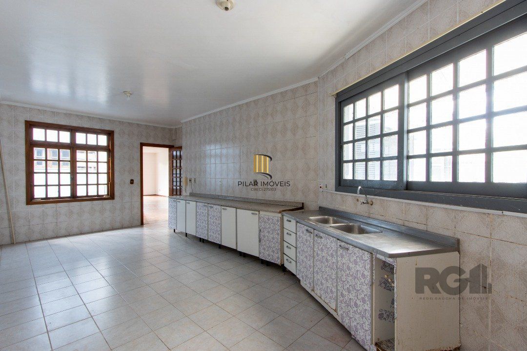 Casa 4 dormitórios no bairro Nonoai