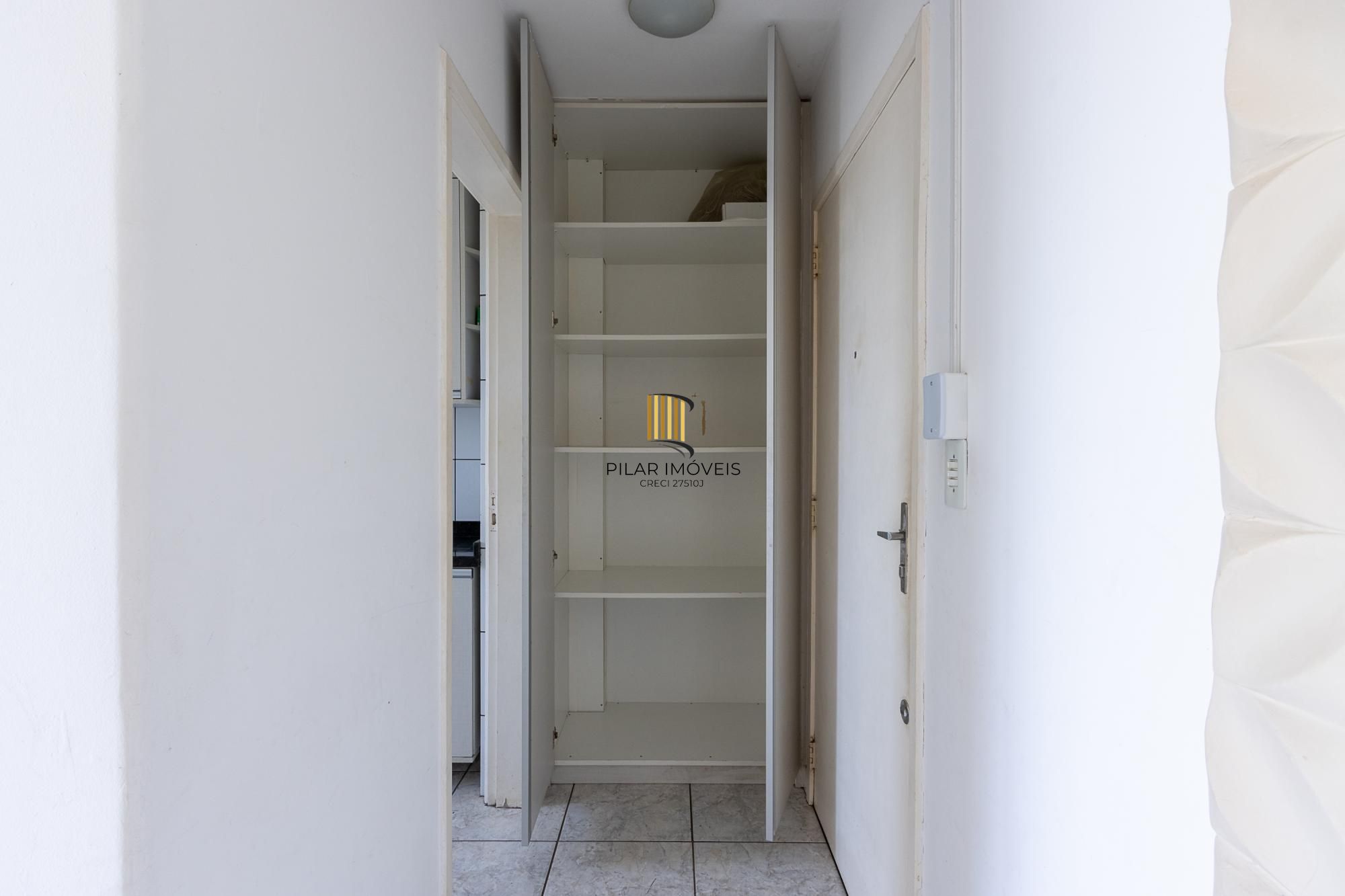 Apartamento, desocupado, 2 dormitórios e vaga escriturada, elevador -Cavalhada