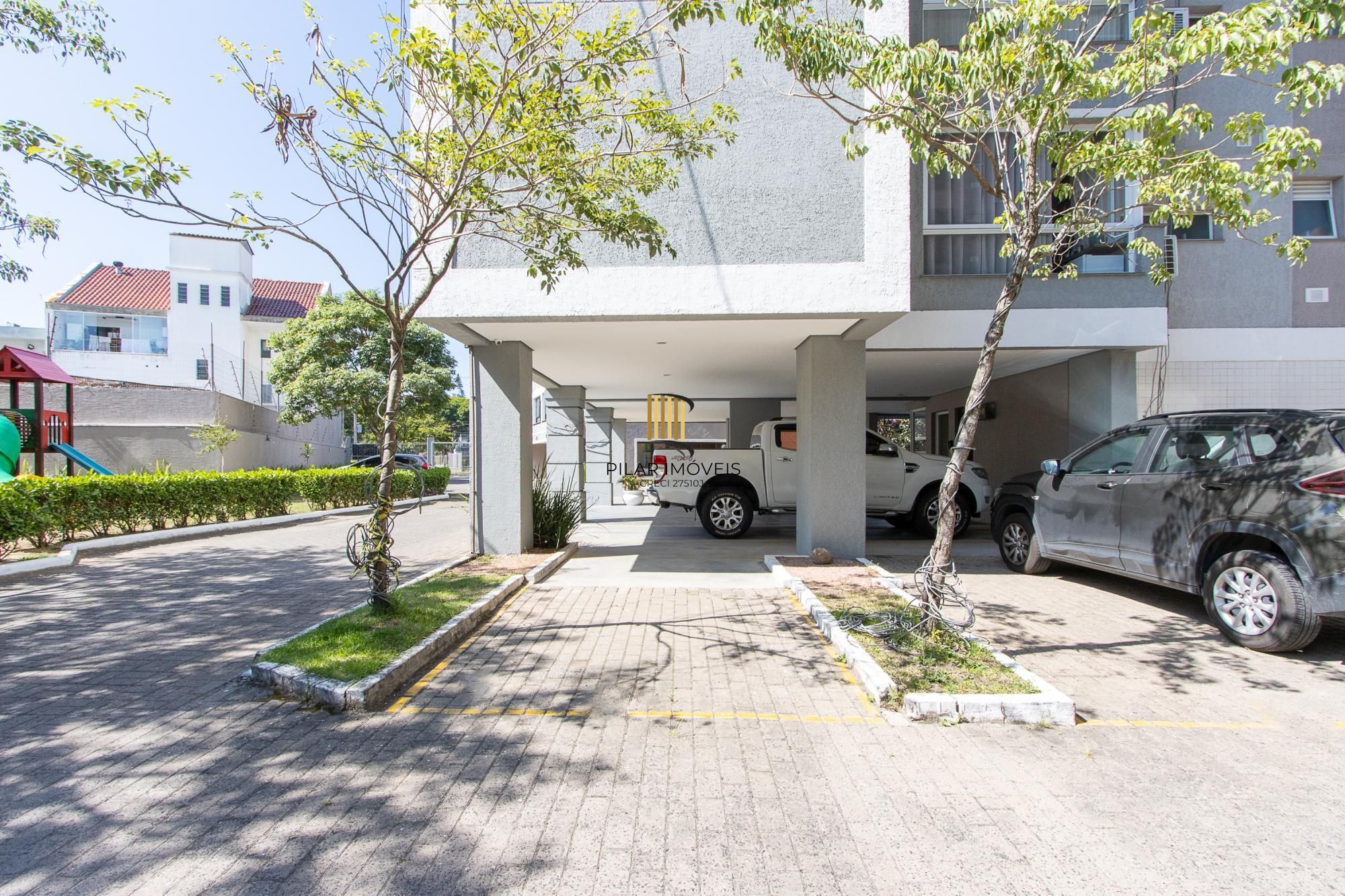 Cobertura de 3 dormitórios, 1 suíte e duas vagas de garagem no bairro Cristal.