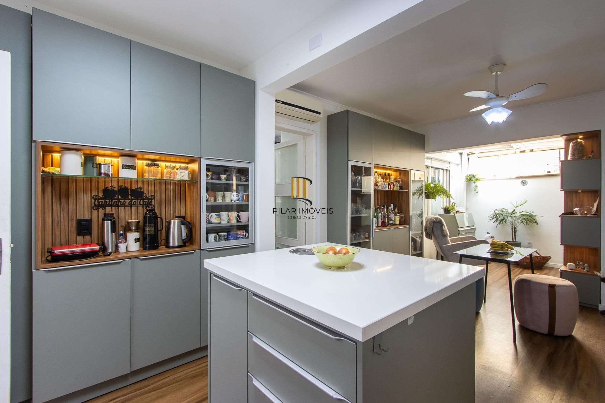 Linda casa totalmente reformada, 3 quartos (1 suite), 2 vagas cobertas - Bairro Nonoai