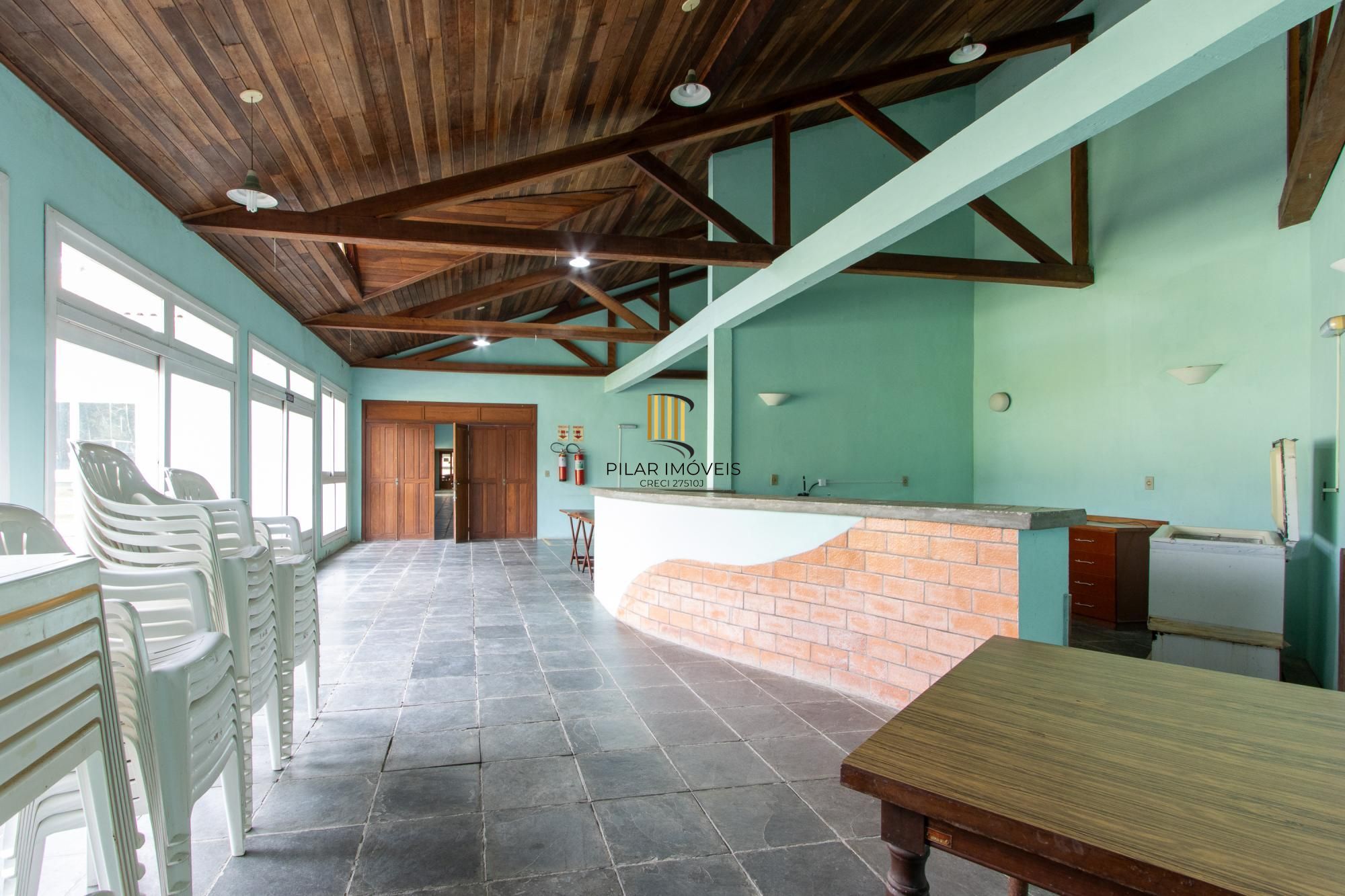 Terreno com edificações para múltiplos negócios lucrativos.