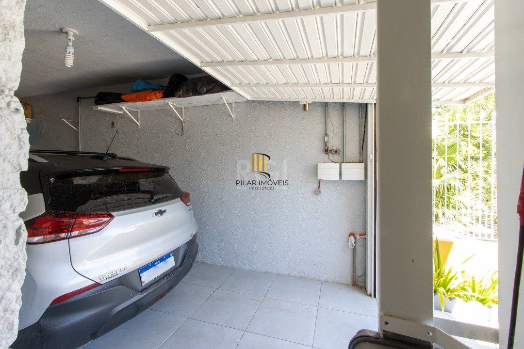 Sobrado à venda no Bairro Medianeira, reformado, 3 quartos, lareira, churrasqueira, 3 vagas