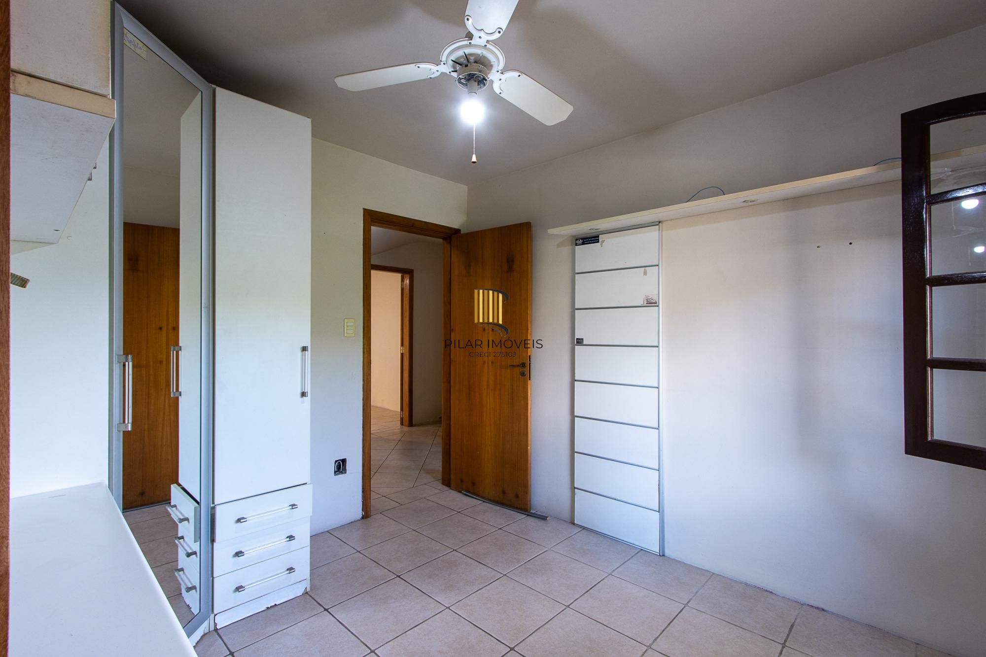 Casa de condomínio, 3 dormitórios, 1 suíte, 1 vaga coberta, no bairro Cristal.