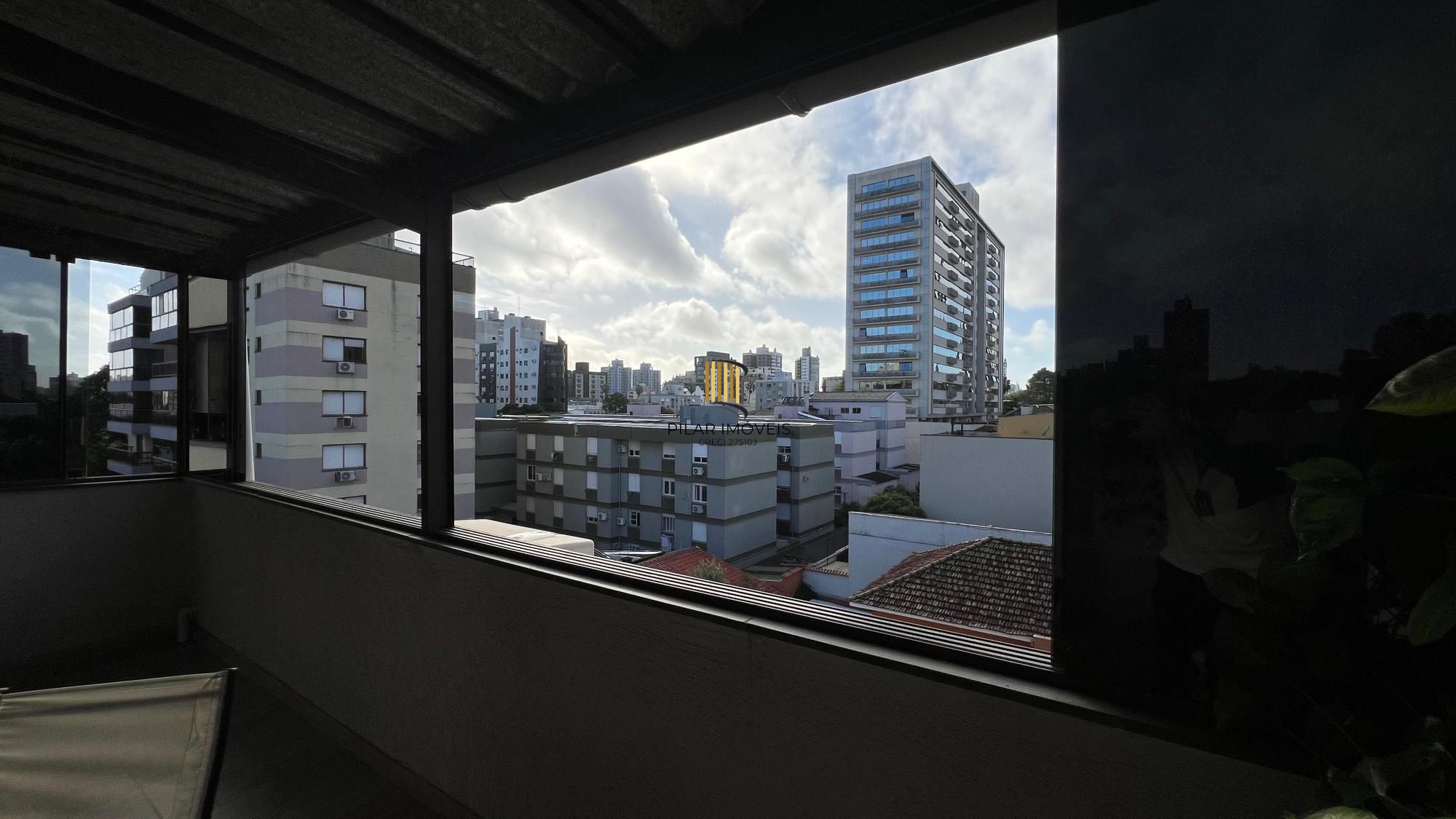 Cobertura no bairro Menino Deus com 01 dormitório sendo suíte