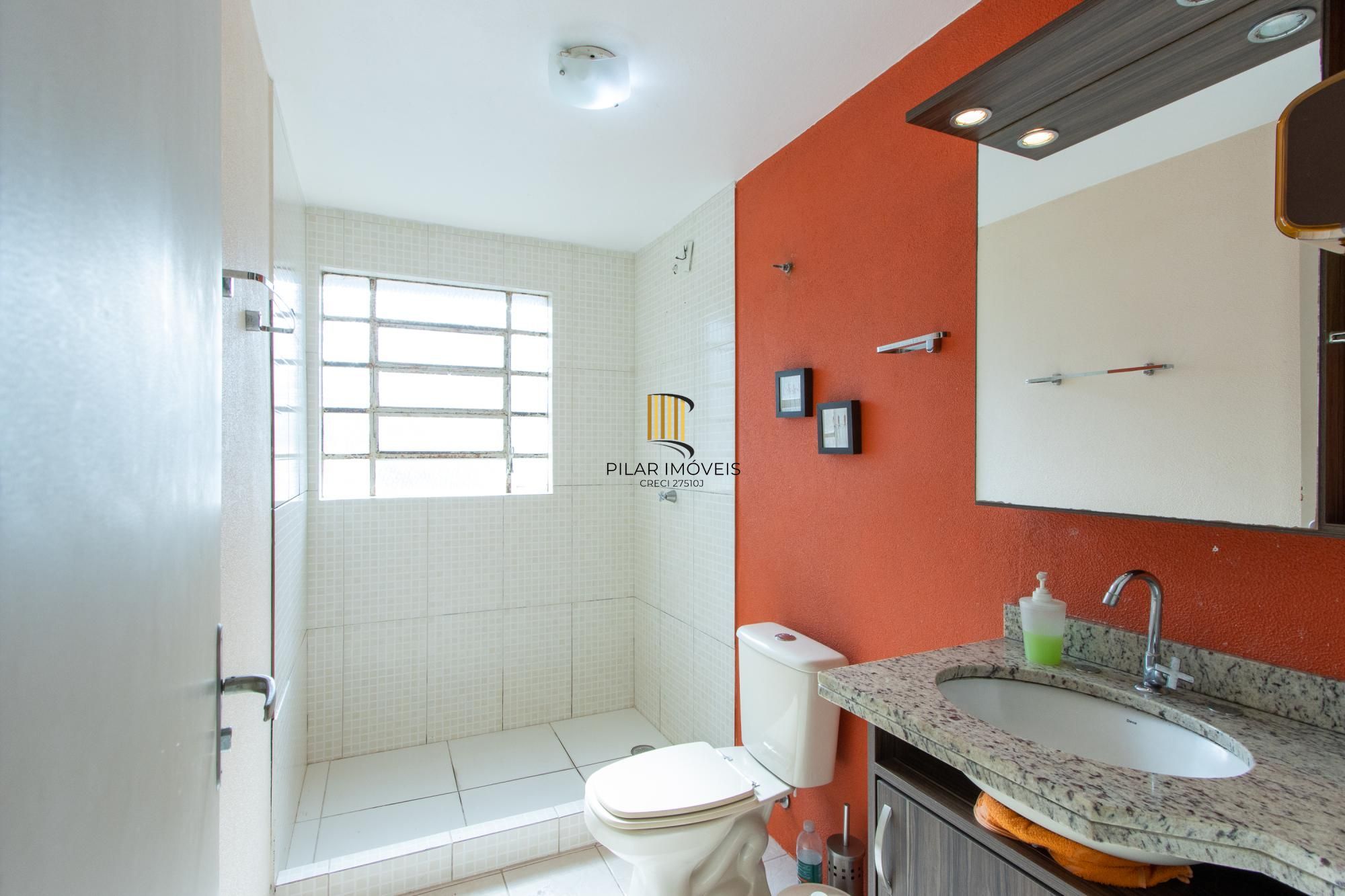 Casa de Alvenaria, possui 3 dormitórios, uma suíte, hall de entrada, lavabo,  living com lareira, cozinha ampla com armários, área gourmet com churrasqueira, corredor, pátio e 4 vagas de garagem, uma construção em anexo que possui hall de entrada, lavabo, living, cozinha, escritório, banheiro social