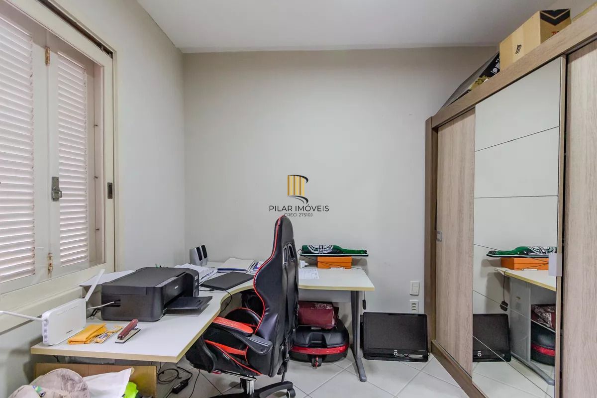 Casa de condomínio, 3 dormitórios, 1 suíte e 2 vagas cobertas no bairro Teresópolis.