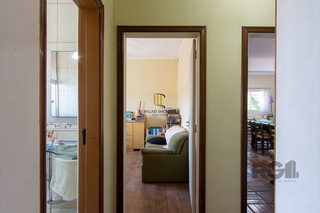 Casa com 4 quartos, suíte, churrasqueira, lareira, garagem coberta e lindo jardim.